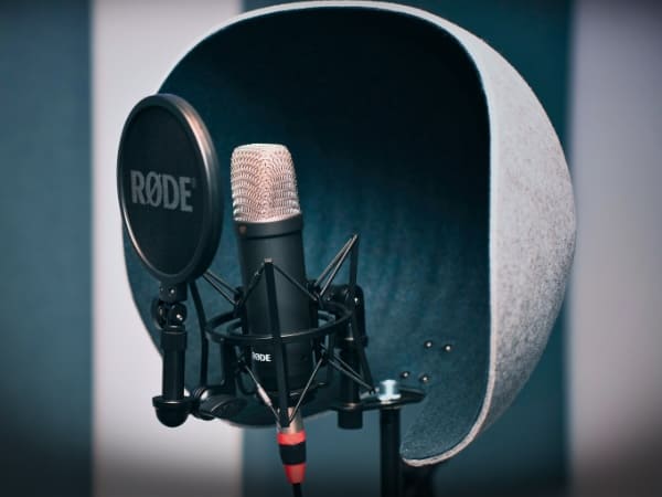 Professional vocal setup with Shure, RØDE and Zoom V3 at Drop