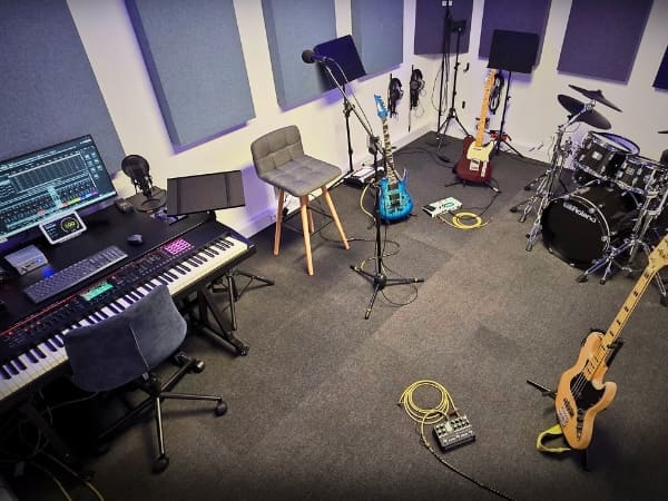 High-quality instruments and studio equipment at Drop